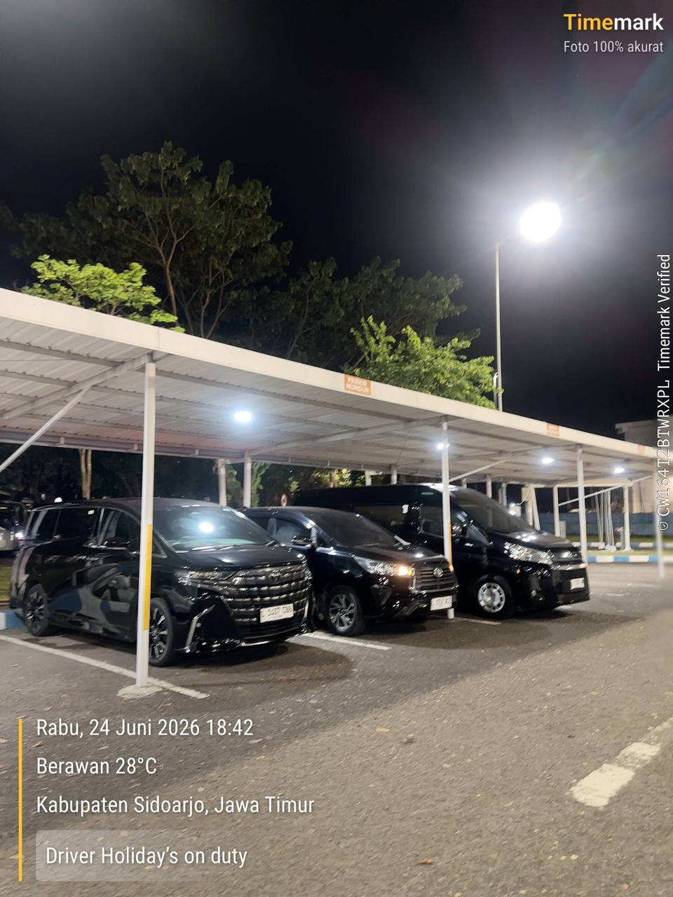 Toyota Alphard New dan Innova Reborn standby di Terminal 1 Bandara Juanda