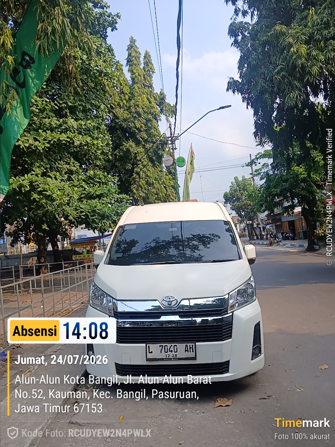 Toyota Hiace Premio melanjutkan perjalanan wisata religi menuju Bangil Pasuruan