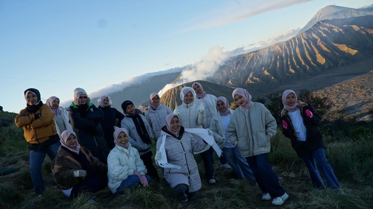Foto bersama rombongan dengan latar Gunung Bromo dan Gunung Batok saat matahari terbit