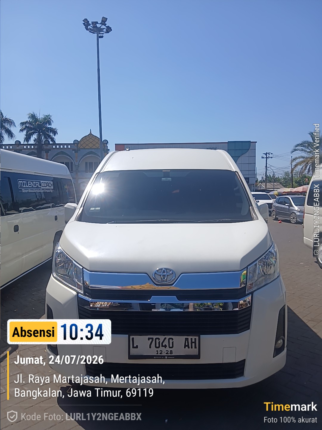 Penjemputan tamu di bandara dan perjalanan menggunakan Hiace Premio ke Bangkalan