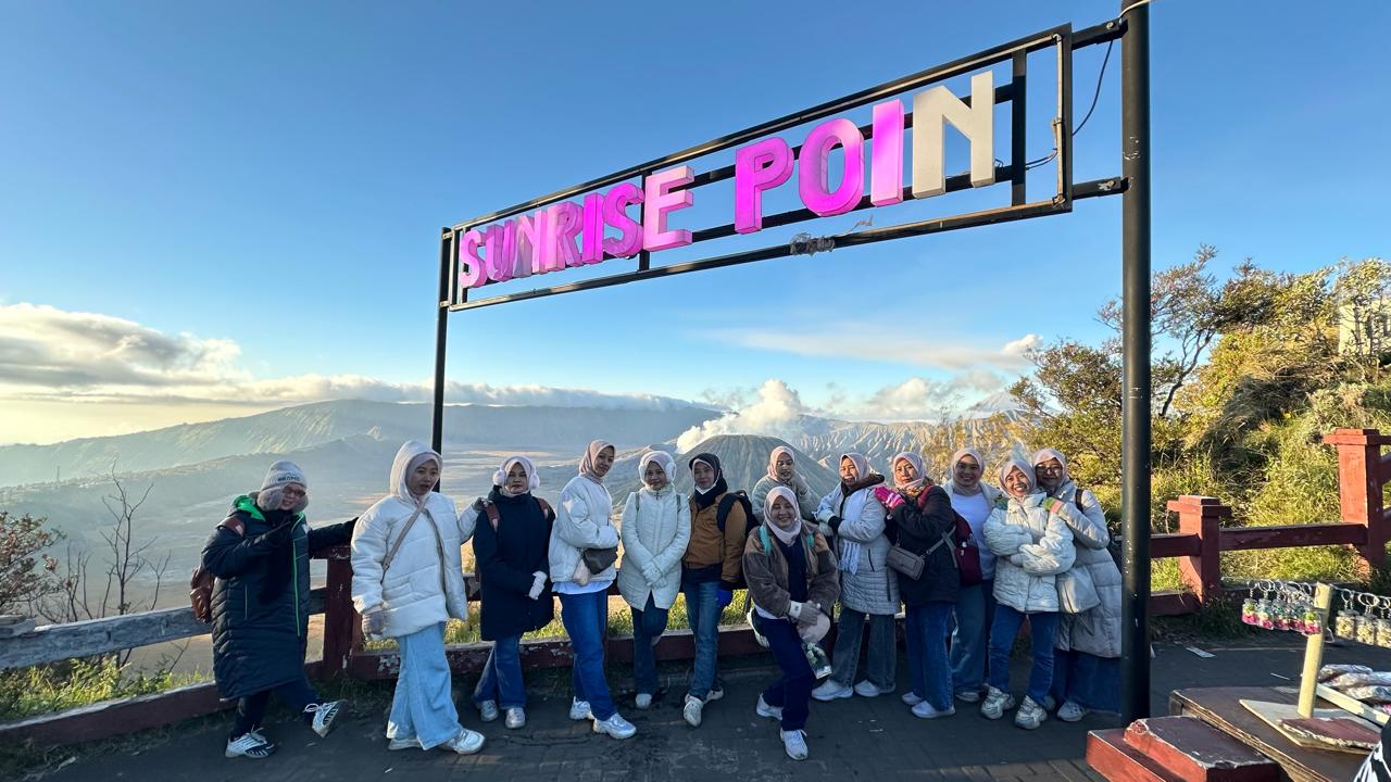 Rombongan guru TK RA AT TAQWA di Sunrise Point Penanjakan Bromo