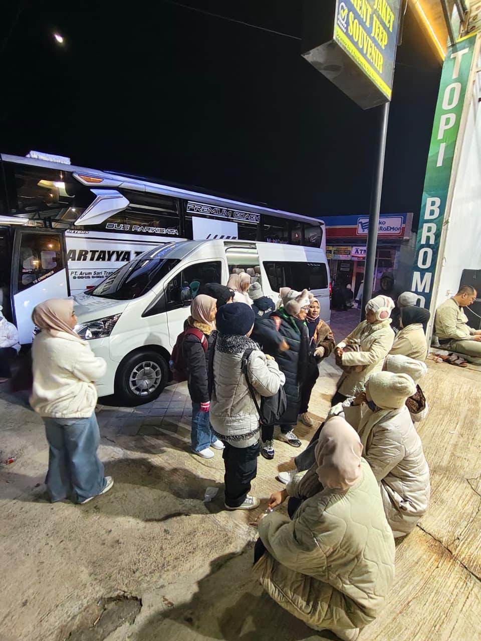 Toyota Hiace Premio Luxury Opjar Auto Rent untuk rombongan wisata Bromo
